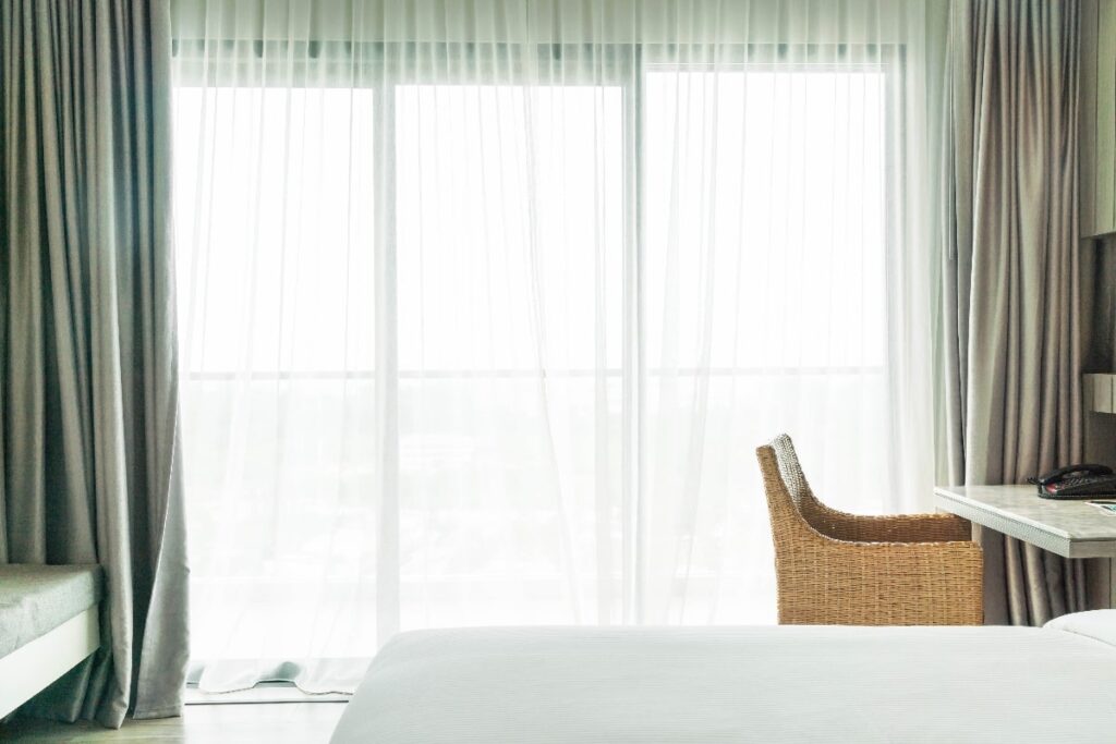 Cortinas con sistema doble para dormitorio